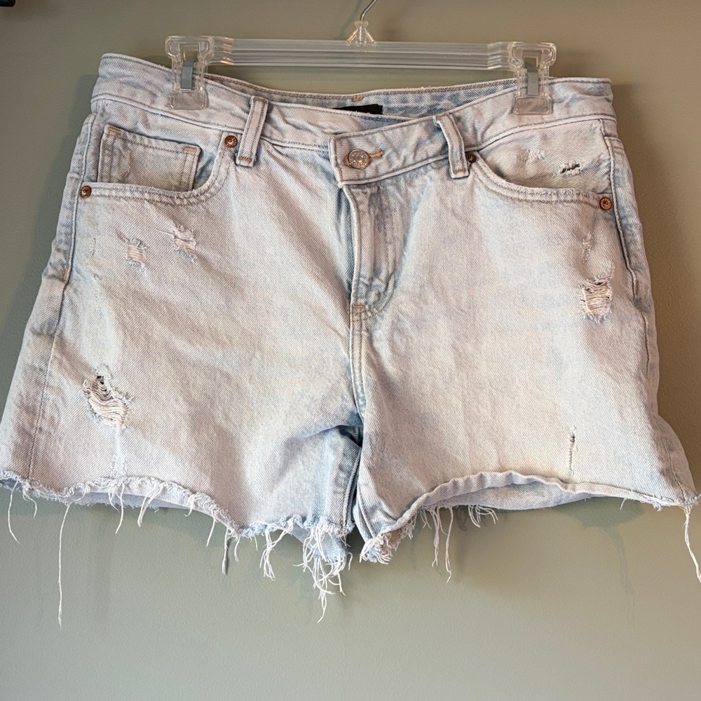 Women’s Express Light Blue Distressed Denim Shorts size 6. Cross button front